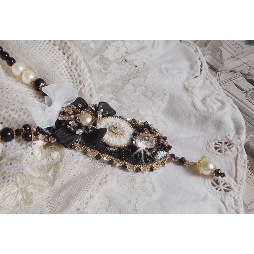 Vintage Sacred Black Haute-Couture halsband broderat med Swarovski kristaller, organza band och Miyuki pärlor