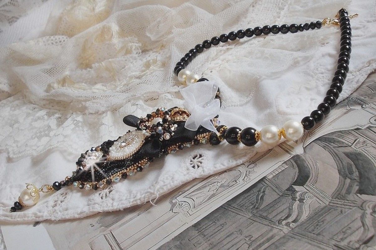 Vintage Sacred Black Haute-Couture halsband broderat med Swarovski kristaller, organza band och Miyuki pärlor