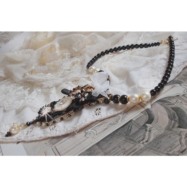 Vintage Sacred Black Haute-Couture halsband broderat med Swarovski kristaller, organza band och Miyuki pärlor