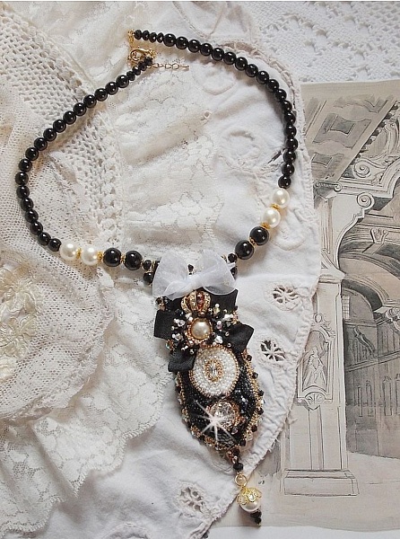 Vintage Sacred Black Haute-Couture halsband broderat med Swarovski kristaller, organza band och Miyuki p&auml;rlor
