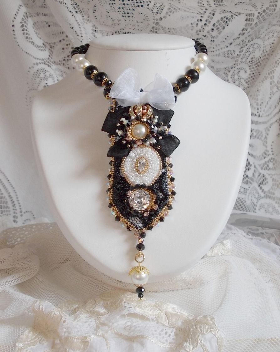 Vintage Sacred Black Haute-Couture halsband broderat med Swarovski kristaller, organza band och Miyuki pärlor