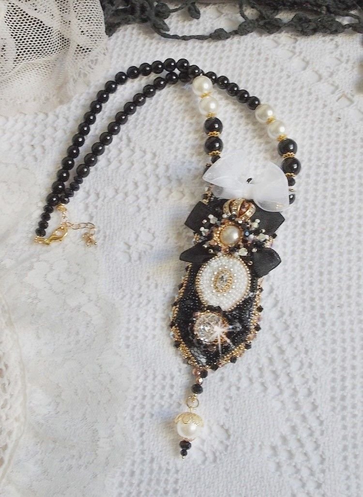 Vintage Sacred Black Haute-Couture halsband broderat med Swarovski kristaller, organza band och Miyuki pärlor