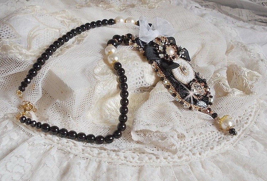 Vintage Sacred Black Haute-Couture halsband broderat med Swarovski kristaller, organza band och Miyuki p&auml;rlor