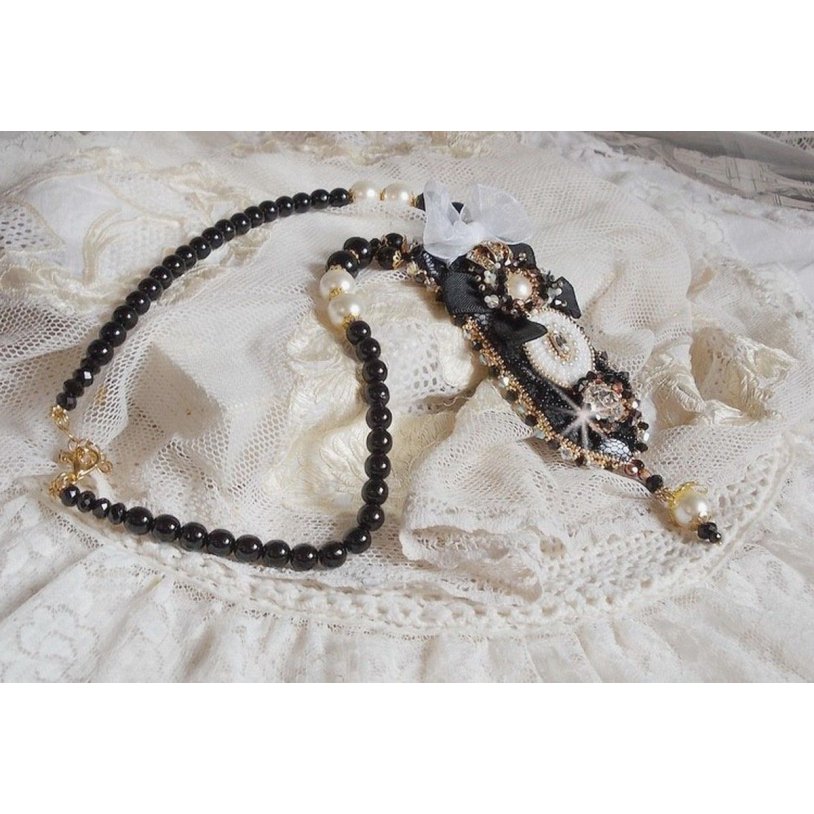 Vintage Sacred Black Haute-Couture halsband broderat med Swarovski kristaller, organza band och Miyuki pärlor