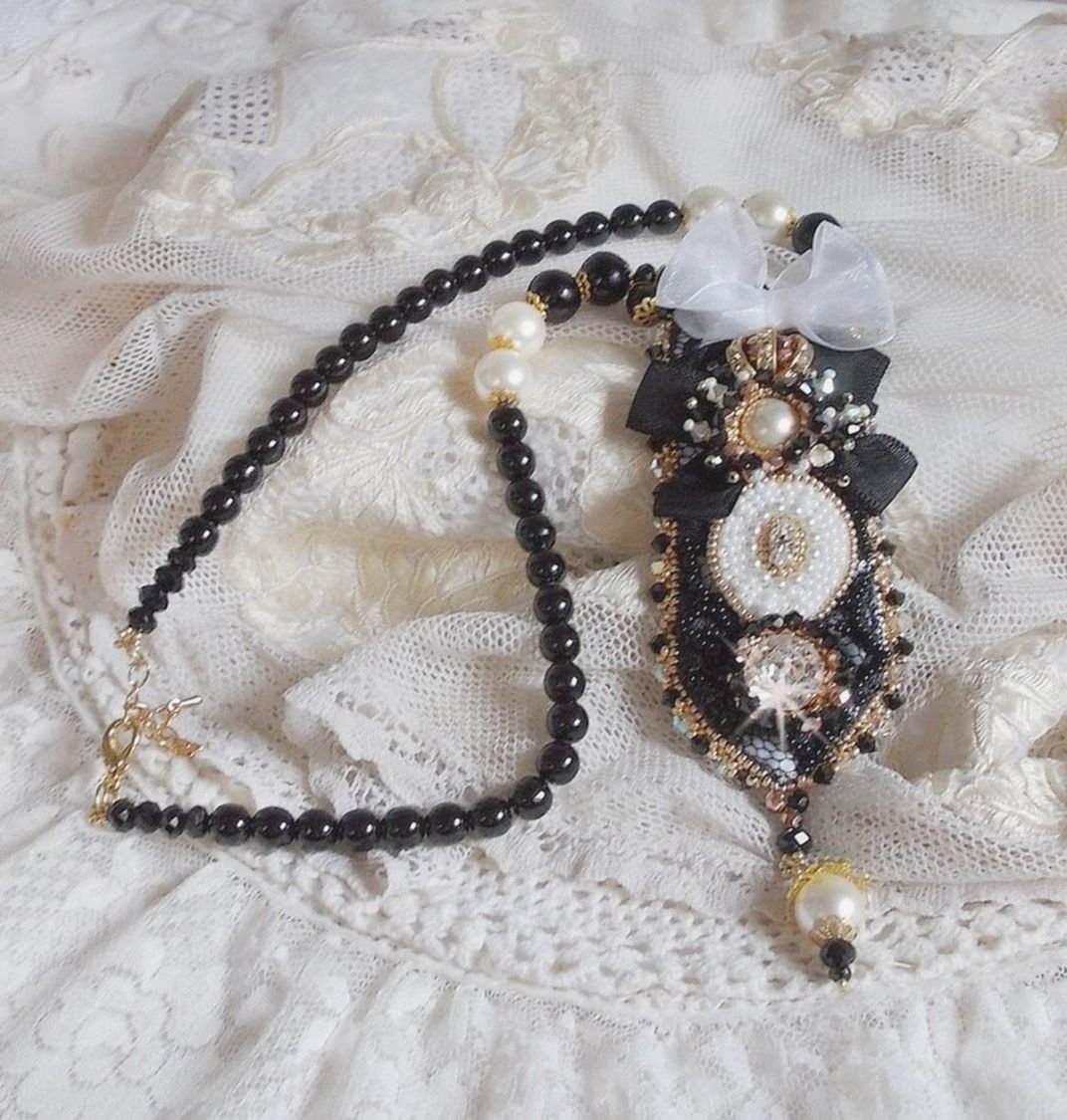 Vintage Sacred Black Haute-Couture halsband broderat med Swarovski kristaller, organza band och Miyuki pärlor