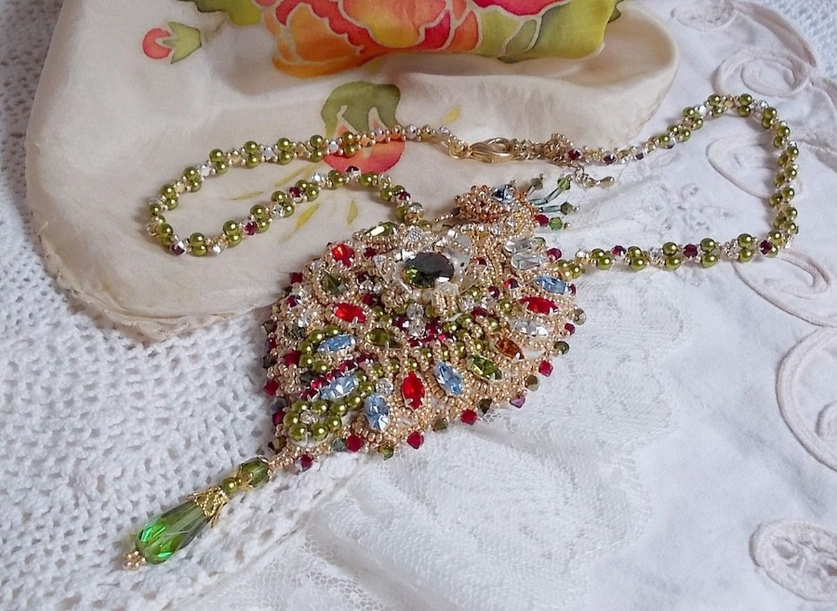 L'Oiseau des Iles halsband broderat med Swarovski-kristaller, pärlor och Miyuki fröpärlor.