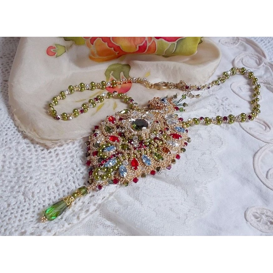 L'Oiseau des Iles halsband broderat med Swarovski-kristaller, pärlor och Miyuki fröpärlor.