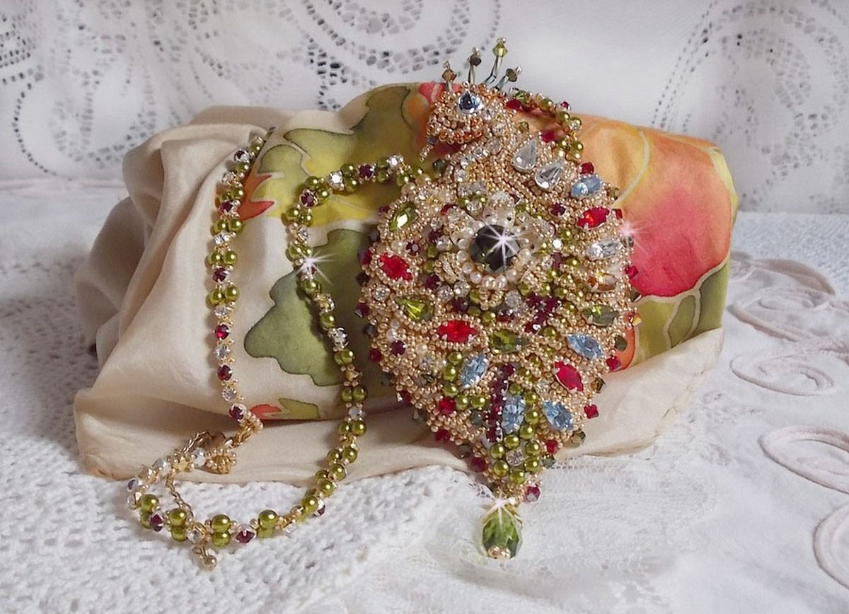 L'Oiseau des Iles halsband broderat med Swarovski-kristaller, pärlor och Miyuki fröpärlor.