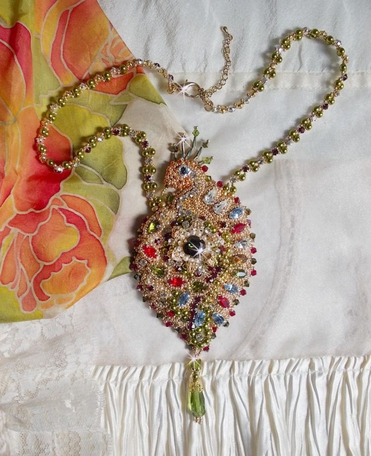 L'Oiseau des Iles halsband broderat med Swarovski-kristaller, pärlor och Miyuki fröpärlor.