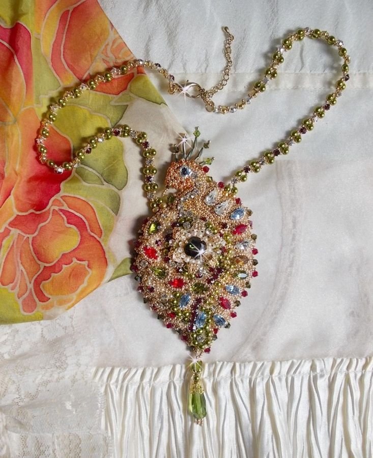 L'Oiseau des Iles halsband broderat med Swarovski-kristaller, pärlor och Miyuki fröpärlor.