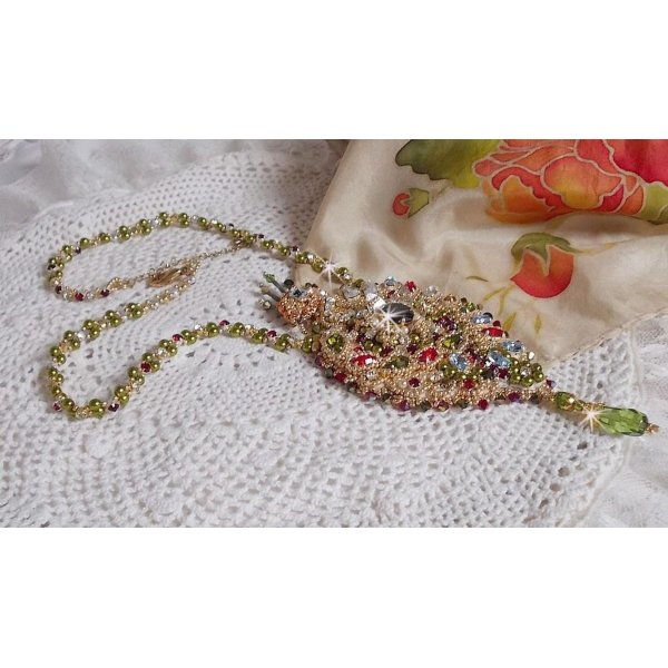 L'Oiseau des Iles halsband broderat med Swarovski-kristaller, pärlor och Miyuki fröpärlor.