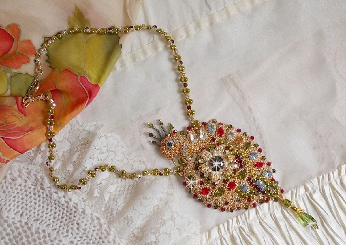 L'Oiseau des Iles halsband broderat med Swarovski-kristaller, pärlor och Miyuki fröpärlor.