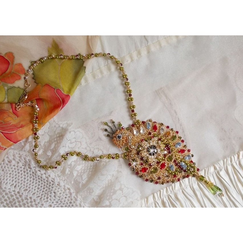 L'Oiseau des Iles halsband broderat med Swarovski-kristaller, pärlor och Miyuki fröpärlor.