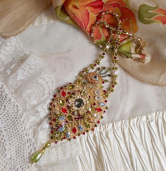 L'Oiseau des Iles halsband broderat med Swarovski-kristaller, p&auml;rlor och Miyuki fr&ouml;p&auml;rlor.