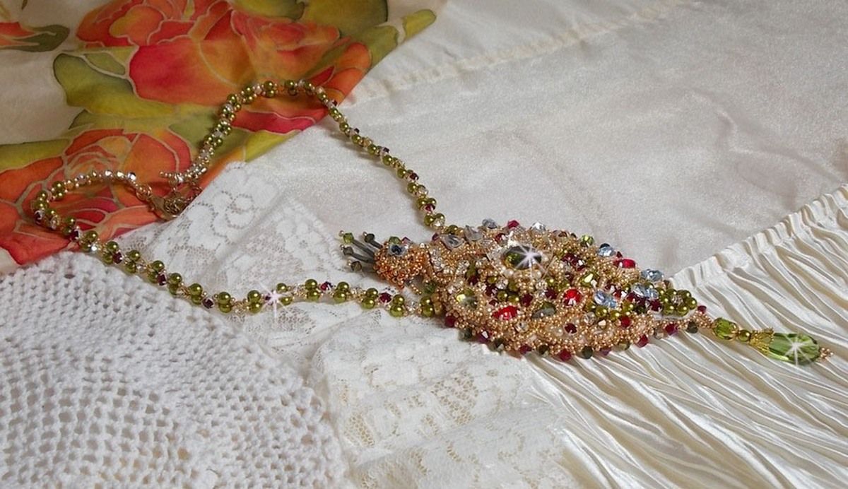 L'Oiseau des Iles halsband broderat med Swarovski-kristaller, pärlor och Miyuki fröpärlor.