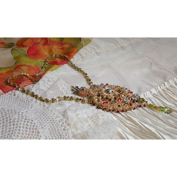 L'Oiseau des Iles halsband broderat med Swarovski-kristaller, pärlor och Miyuki fröpärlor.