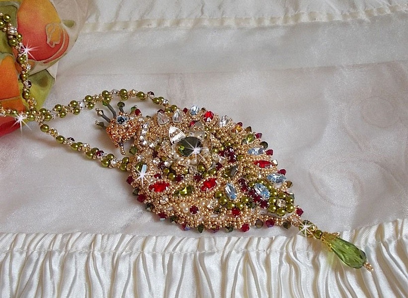 L'Oiseau des Iles halsband broderat med Swarovski-kristaller, p&auml;rlor och Miyuki fr&ouml;p&auml;rlor.