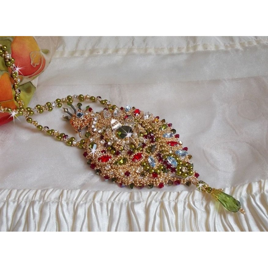 L'Oiseau des Iles halsband broderat med Swarovski-kristaller, pärlor och Miyuki fröpärlor.