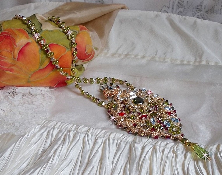 L'Oiseau des Iles halsband broderat med Swarovski-kristaller, p&auml;rlor och Miyuki fr&ouml;p&auml;rlor.