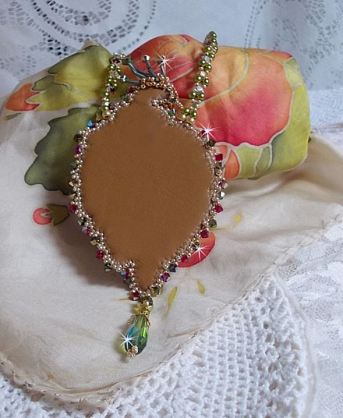 L'Oiseau des Iles halsband broderat med Swarovski-kristaller, p&auml;rlor och Miyuki fr&ouml;p&auml;rlor.