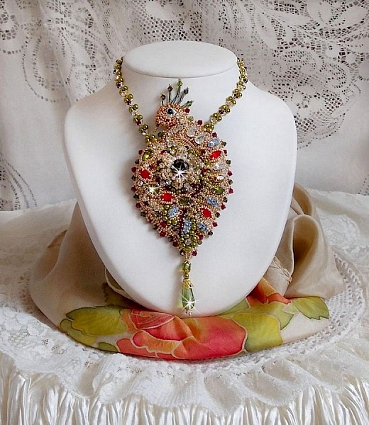 L'Oiseau des Iles halsband broderat med Swarovski-kristaller, p&auml;rlor och Miyuki fr&ouml;p&auml;rlor.