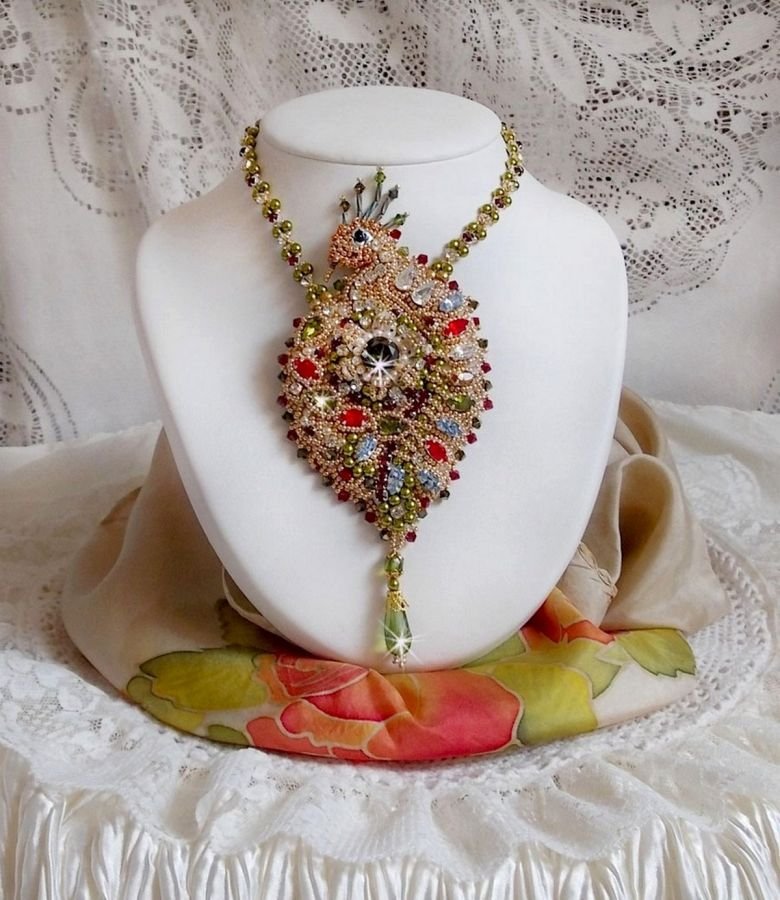 L'Oiseau des Iles halsband broderat med Swarovski-kristaller, pärlor och Miyuki fröpärlor.