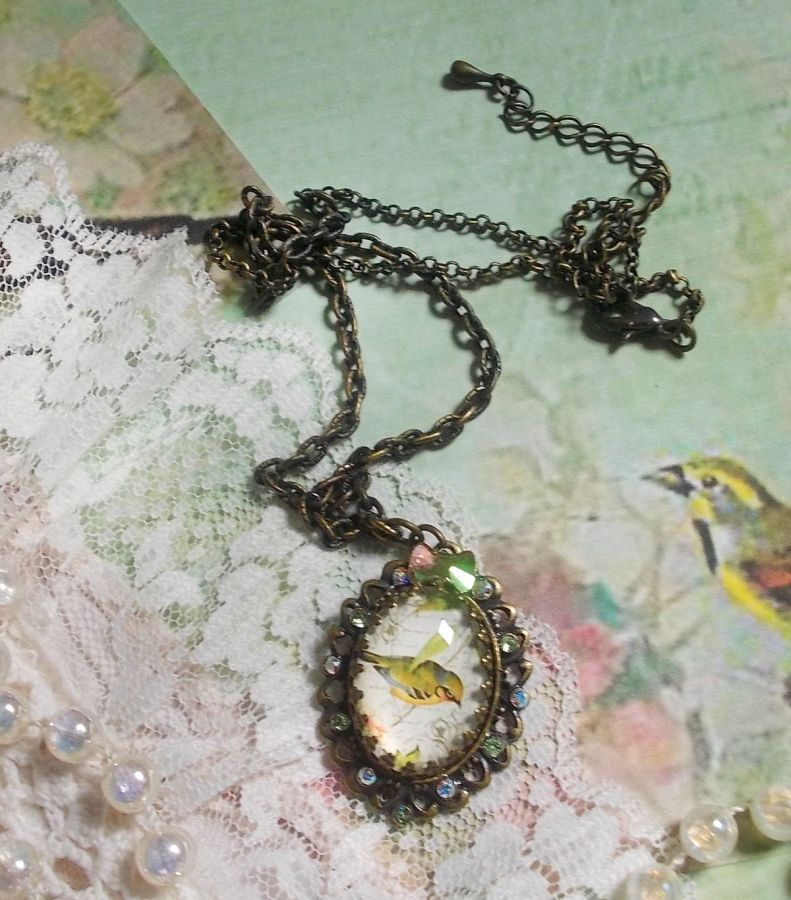 Garden Bird halsband skapat med en cabochon och kristaller monterade på bronstillbehör.