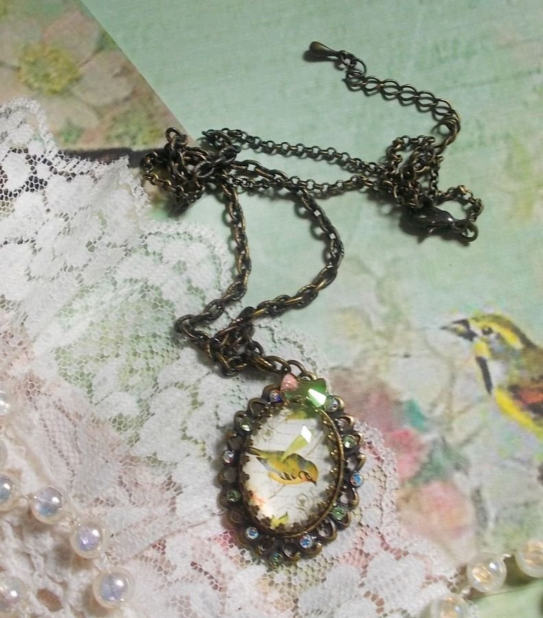 Garden Bird halsband skapat med en cabochon och kristaller monterade på bronstillbehör.