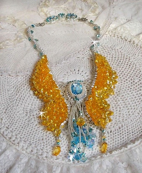 Versailles Haute-Couture fj&auml;rilshalsband broderat med Swarovski-kristaller, silver Miyuki fr&ouml;p&auml;rlor och 925/1000 silvertillbeh&ouml;r 