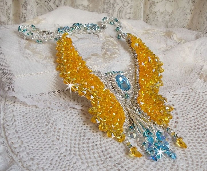 Versailles Haute-Couture fj&auml;rilshalsband broderat med Swarovski-kristaller, silver Miyuki fr&ouml;p&auml;rlor och 925/1000 silvertillbeh&ouml;r 