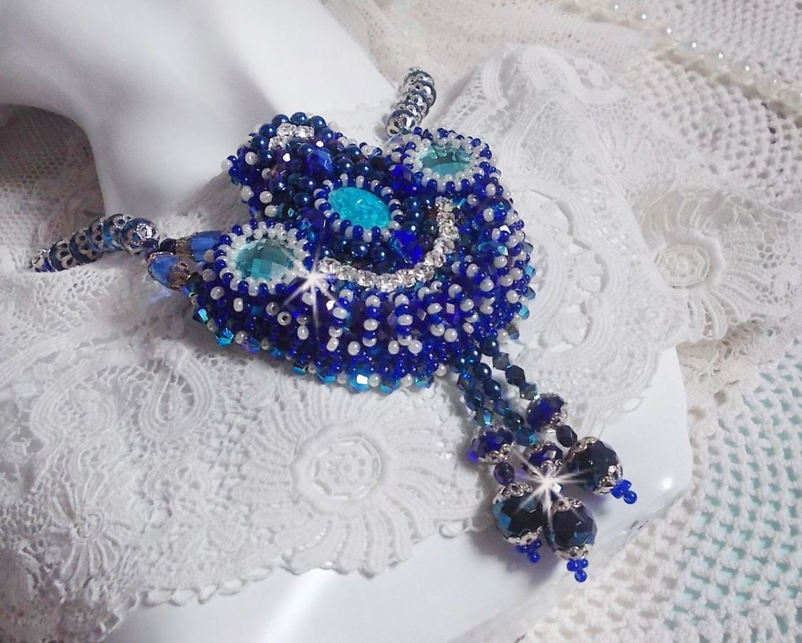 Paris Divine halsband broderat med Swarovski-kristaller, bohemiska kristallpärlor och fröpärlor 