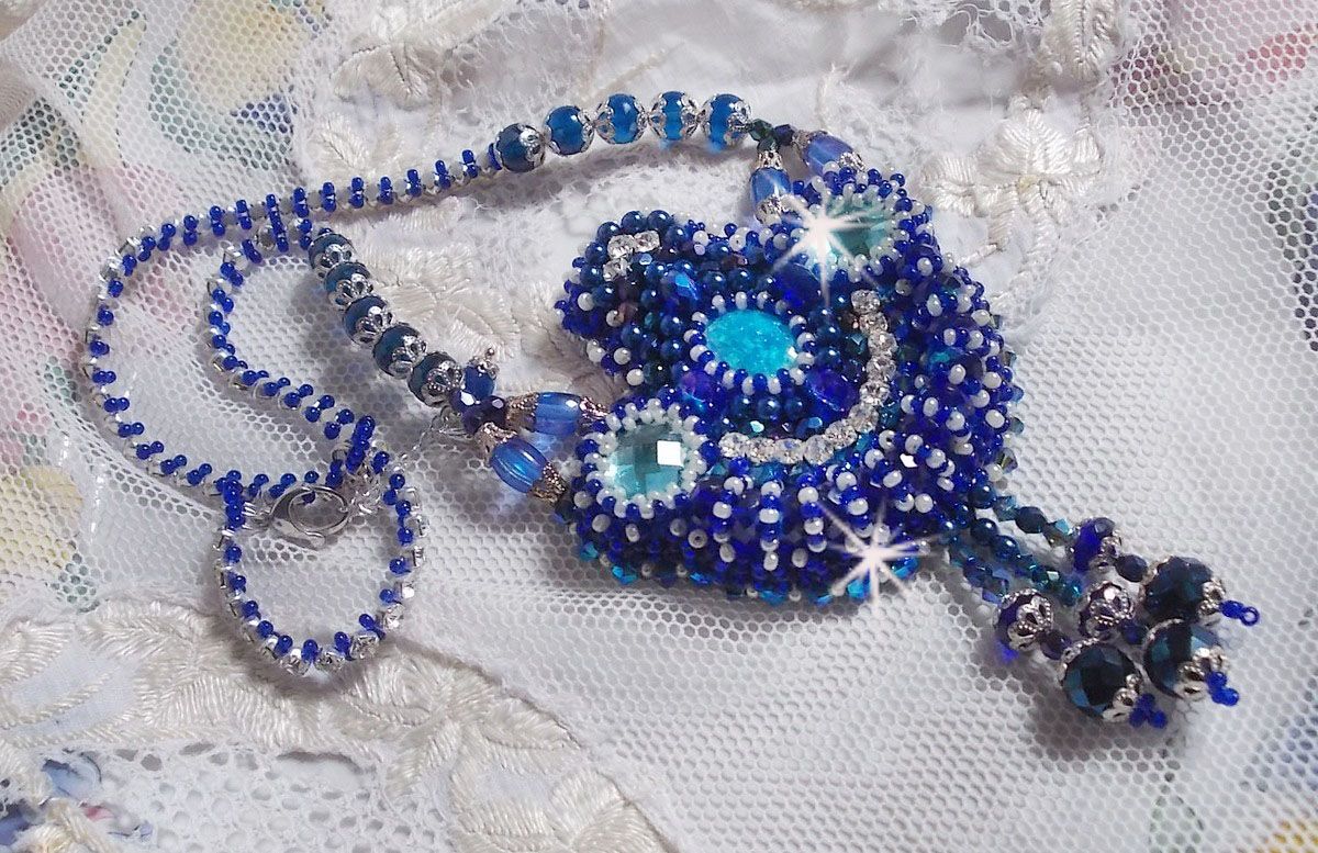 Paris Divine halsband broderat med Swarovski-kristaller, bohemiska kristallpärlor och fröpärlor 