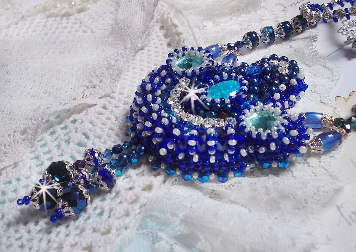 Paris Divine halsband broderat med Swarovski-kristaller, bohemiska kristallpärlor och fröpärlor 