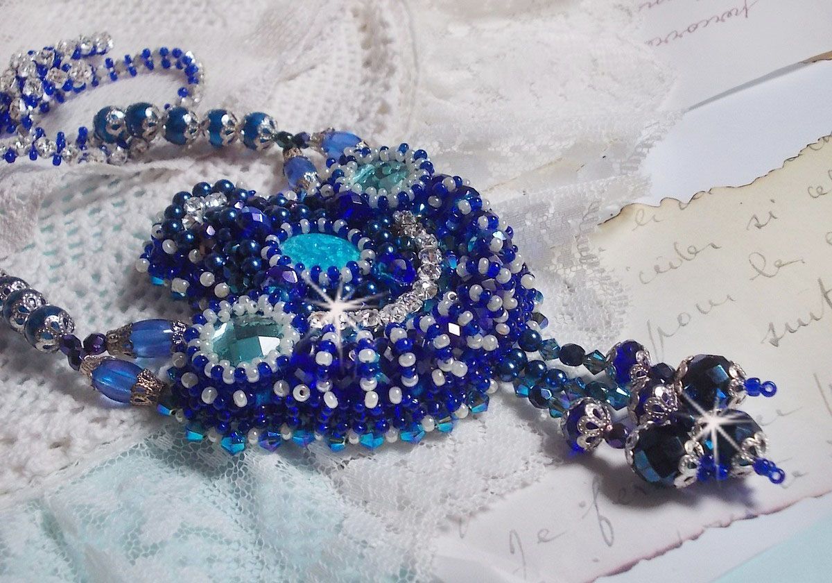 Paris Divine halsband broderat med Swarovski-kristaller, bohemiska kristallpärlor och fröpärlor 