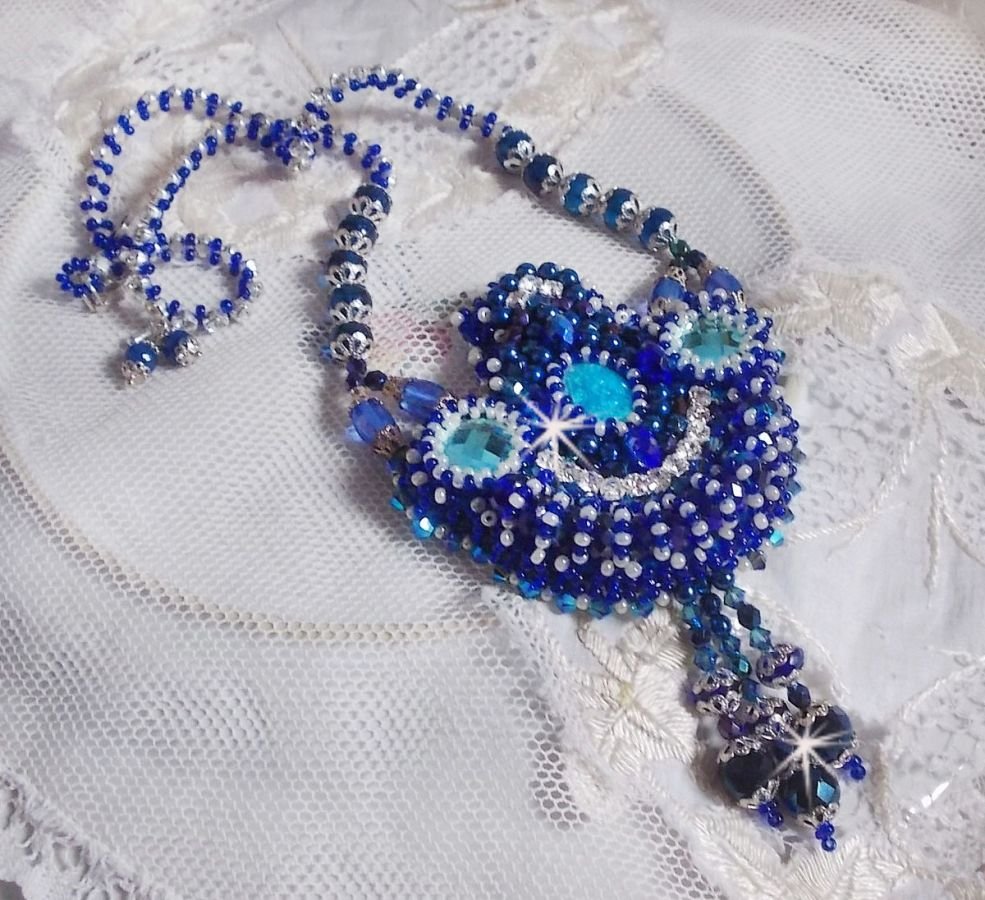 Paris Divine halsband broderat med Swarovski-kristaller, bohemiska kristallpärlor och fröpärlor 