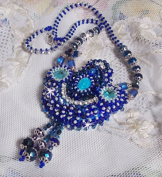 Collier artisanal bleu brodé de cristaux Swarovski et perles.
