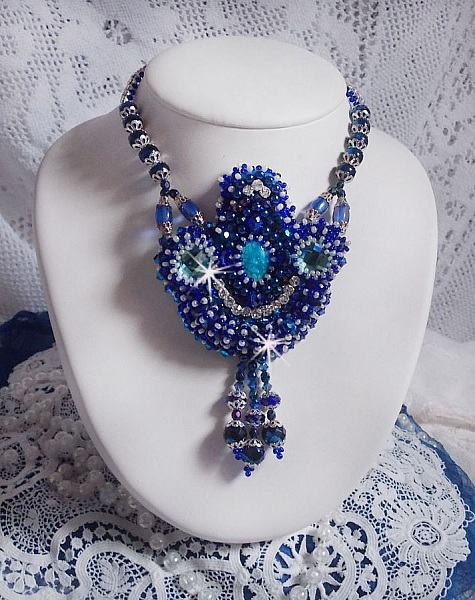 Collier artisanal bleu brodé de cristaux Swarovski et perles.
