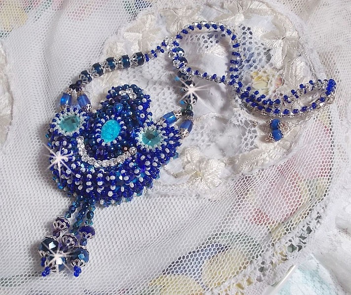 Collier artisanal bleu brodé de cristaux Swarovski et perles.