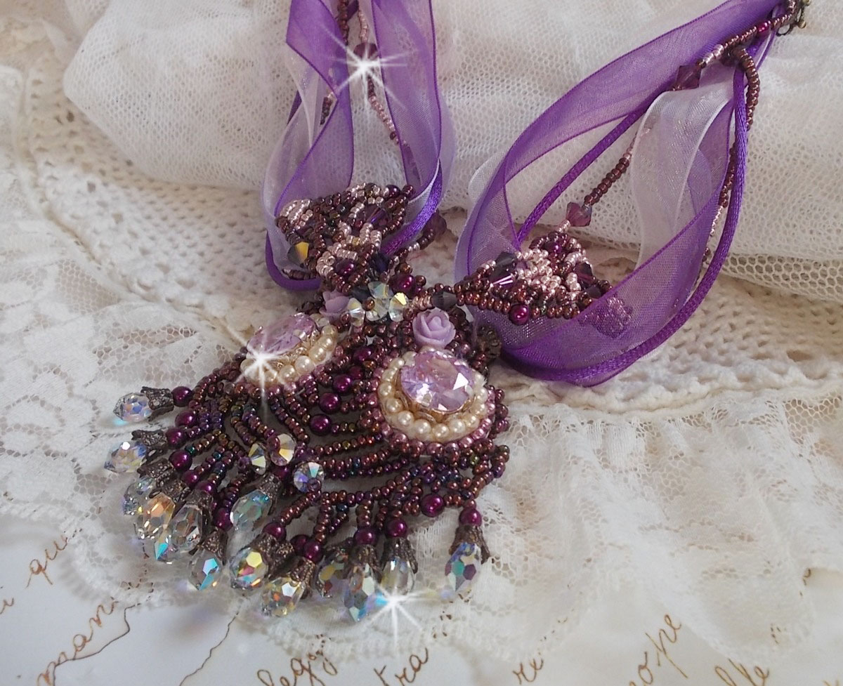 Parisienne halsband broderat med Swarovski-kristaller, elfenbensfärgade pärlor och fröpärlor