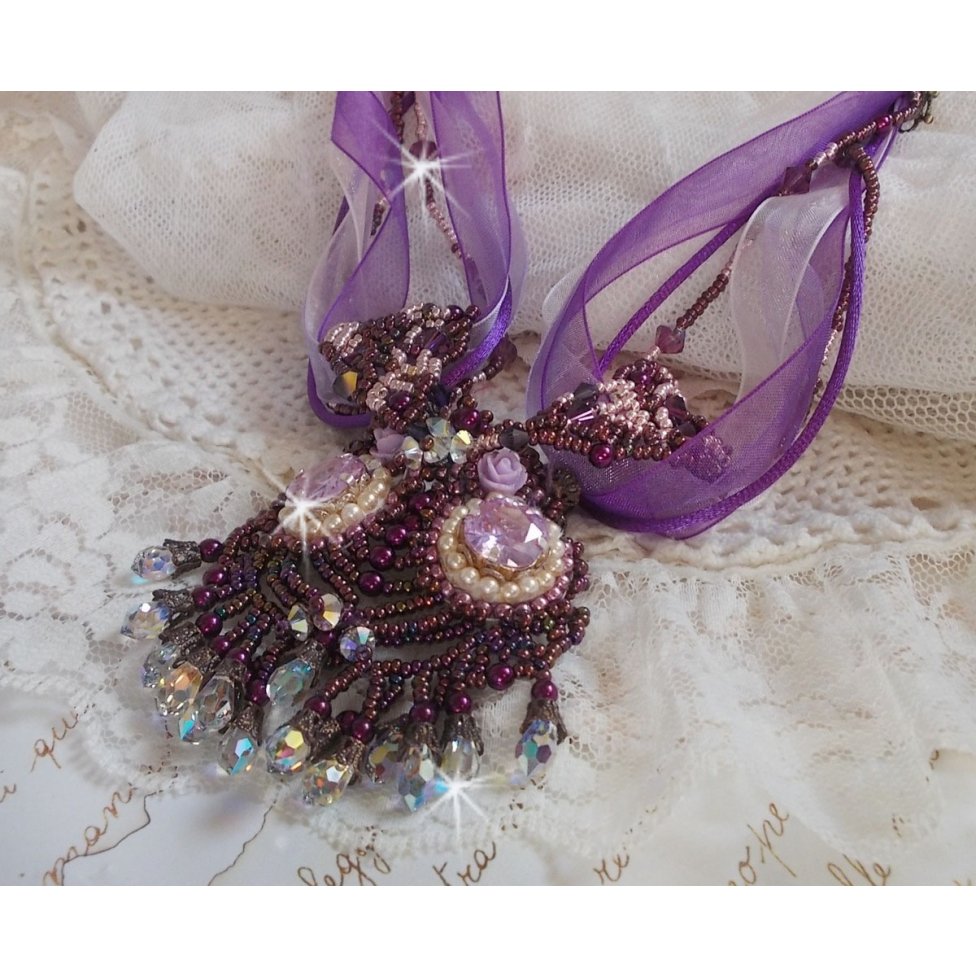 Parisienne halsband broderat med Swarovski-kristaller, elfenbensfärgade pärlor och fröpärlor