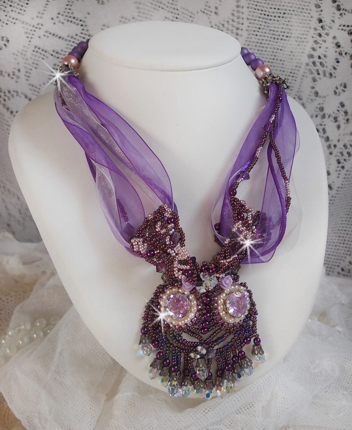 Parisienne halsband broderat med Swarovski-kristaller, elfenbensfärgade pärlor och fröpärlor