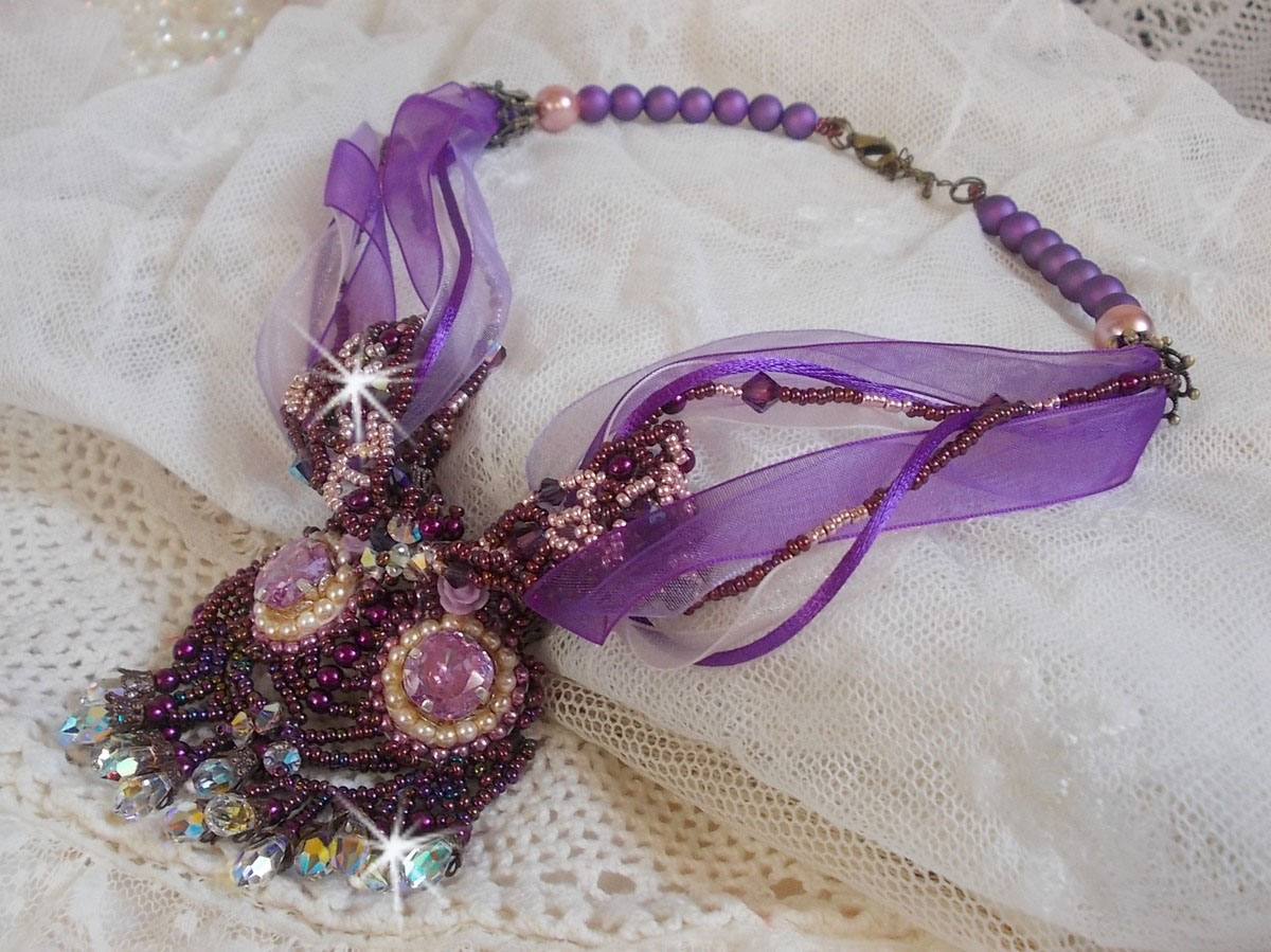 Parisienne halsband broderat med Swarovski-kristaller, elfenbensfärgade pärlor och fröpärlor