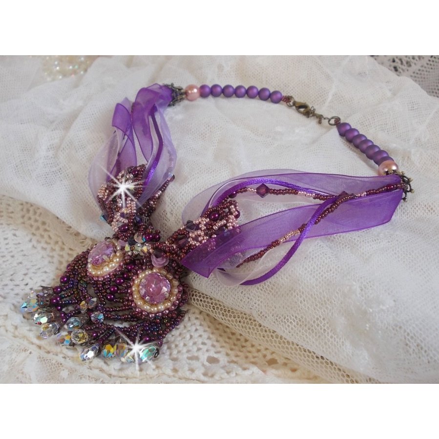 Parisienne halsband broderat med Swarovski-kristaller, elfenbensfärgade pärlor och fröpärlor