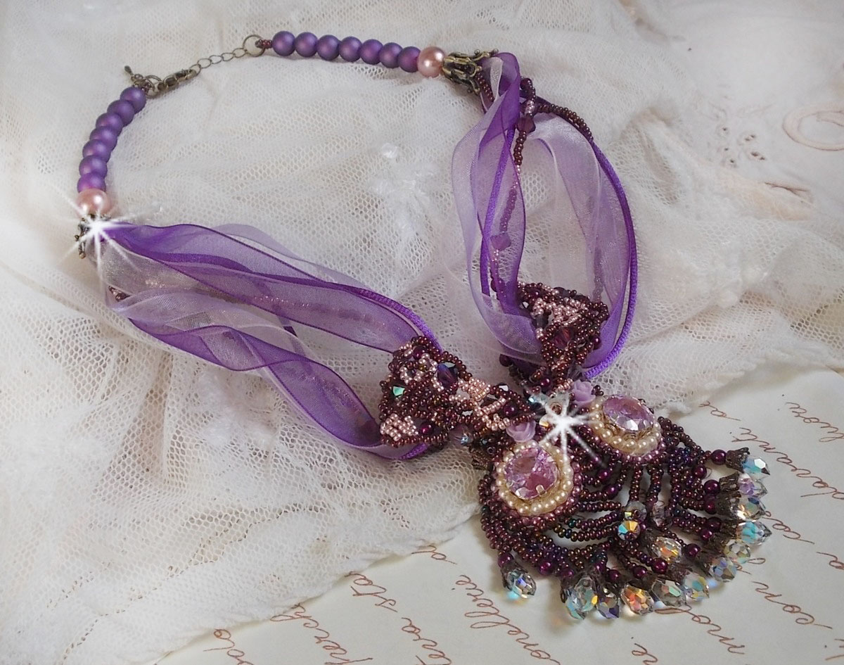 Parisienne halsband broderat med Swarovski-kristaller, elfenbensfärgade pärlor och fröpärlor