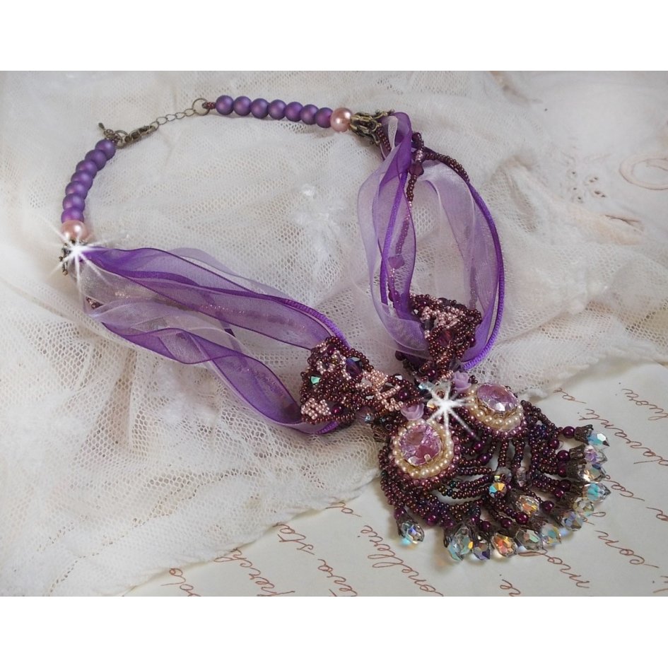 Parisienne halsband broderat med Swarovski-kristaller, elfenbensfärgade pärlor och fröpärlor