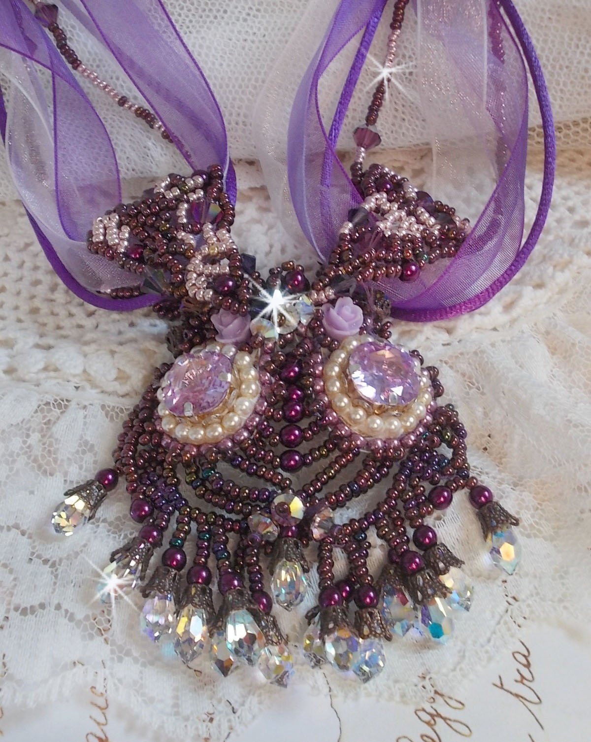 Parisienne halsband broderat med Swarovski-kristaller, elfenbensfärgade pärlor och fröpärlor