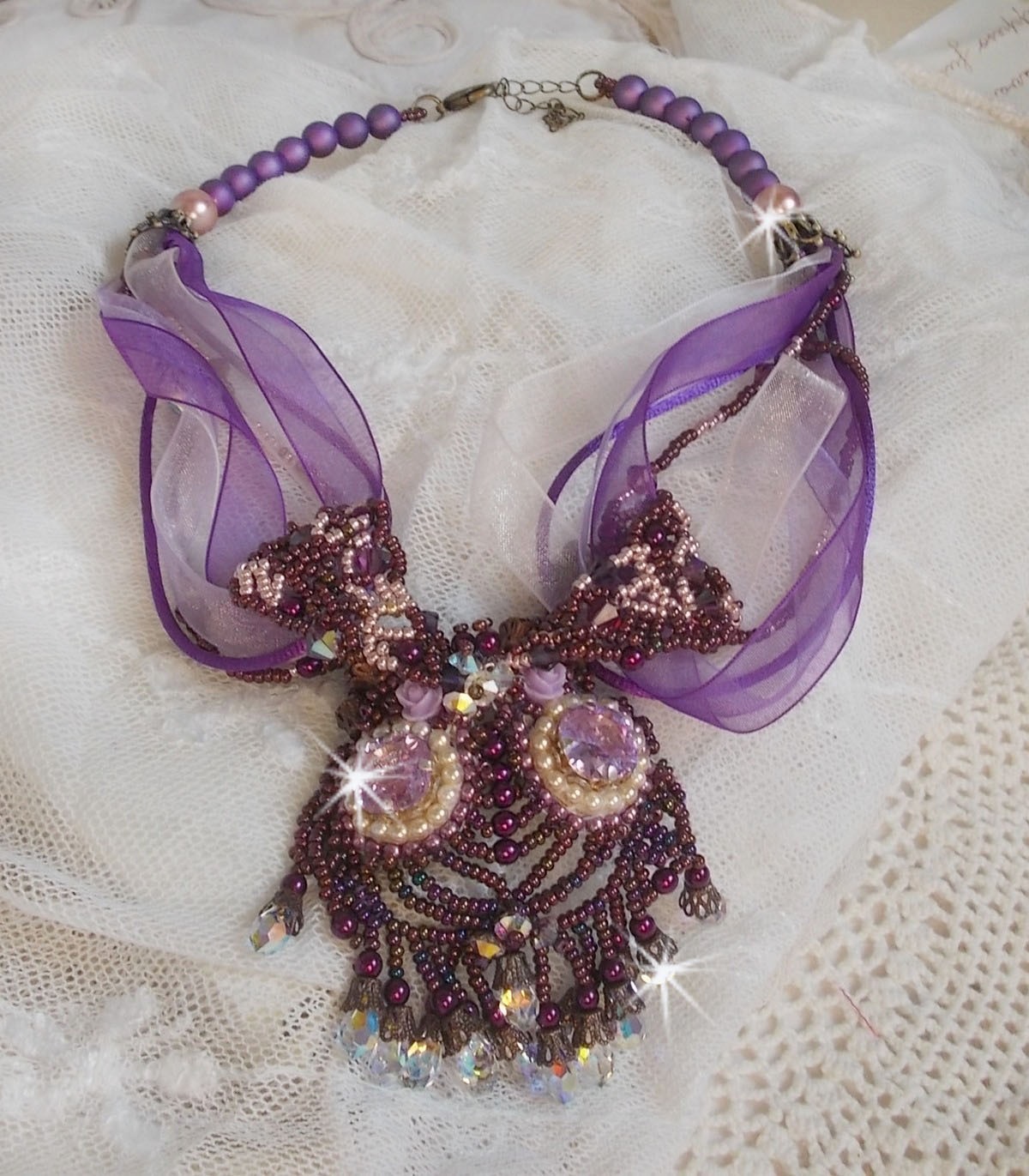 Parisienne halsband broderat med Swarovski-kristaller, elfenbensfärgade pärlor och fröpärlor