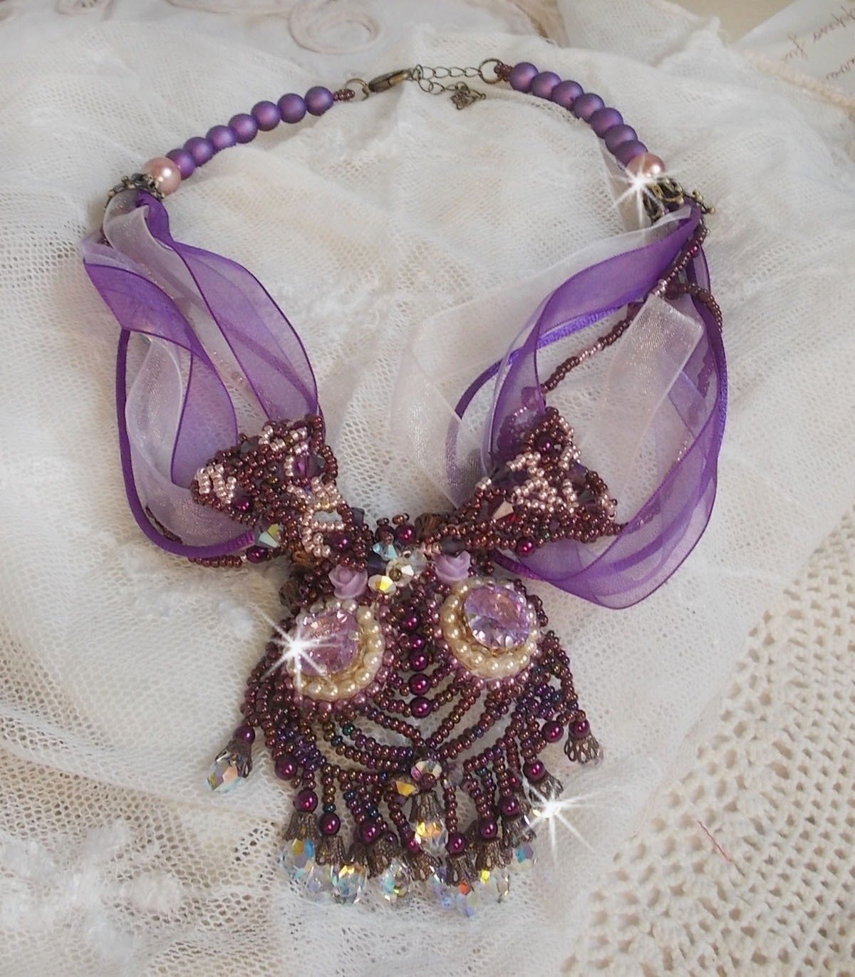 Parisienne halsband broderat med Swarovski-kristaller, elfenbensfärgade pärlor och fröpärlor