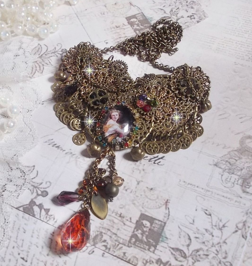 Mes Passions Brocs halsband skapar en kvinna med gyllene hår med blommor, bronsaccessoarer, kristallberlocker och en strass-kedja.