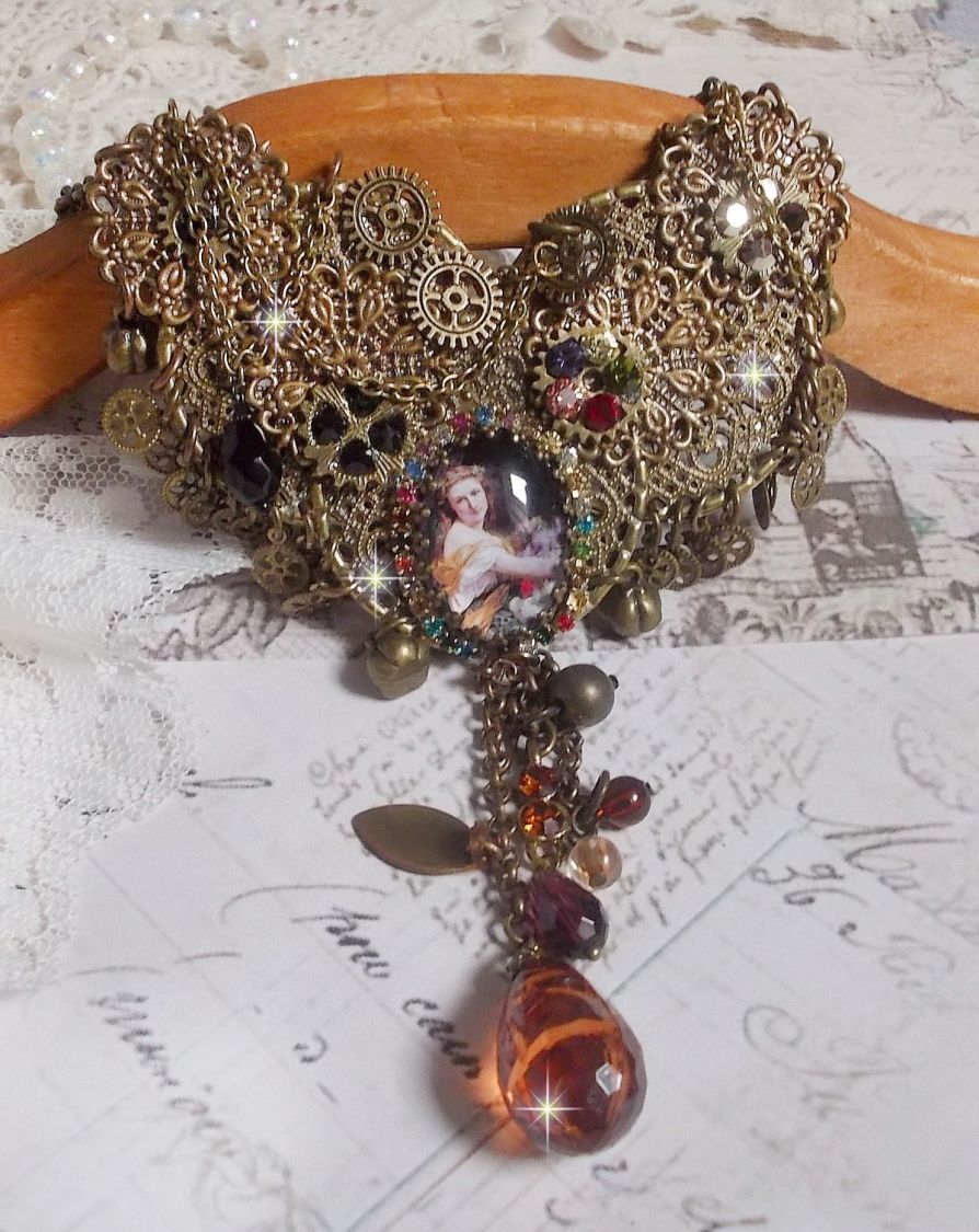 Mes Passions Brocs halsband skapar en kvinna med gyllene hår med blommor, bronsaccessoarer, kristallberlocker och en strass-kedja.
